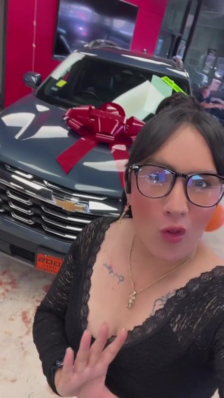 Natalia G. video walkaround of a 2025 Chevrolet Equinox